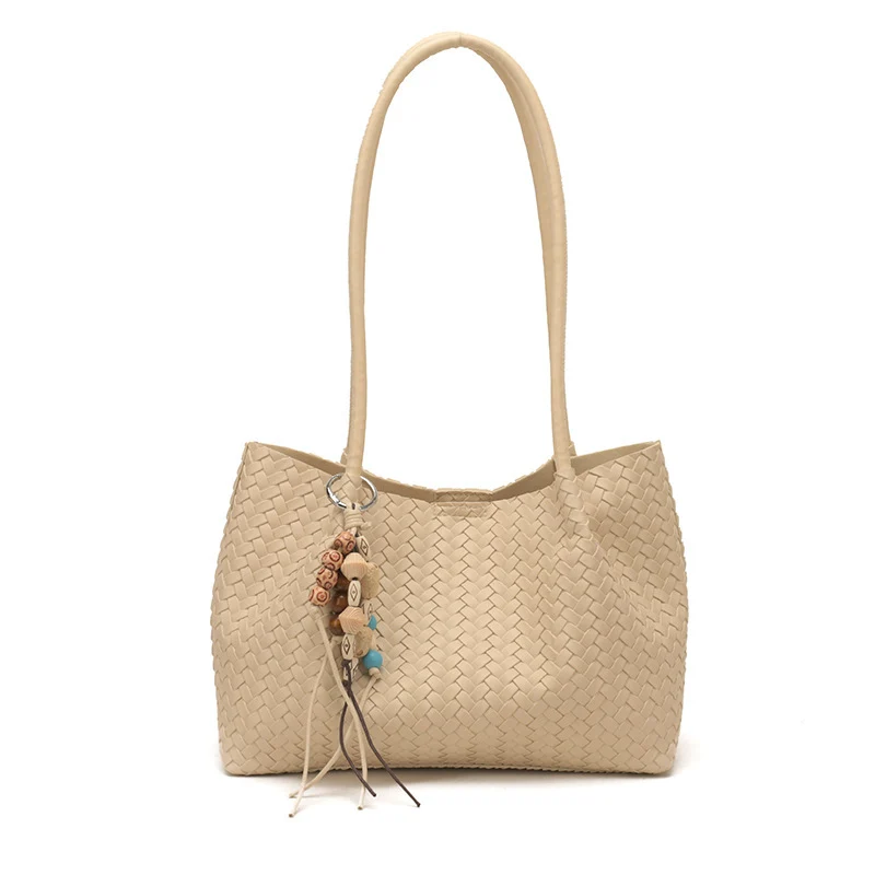 Gewebte Leder-Tote mit dekorativen Charms