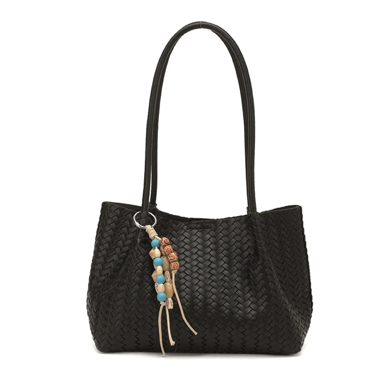 Gewebte Leder-Tote mit dekorativen Charms
