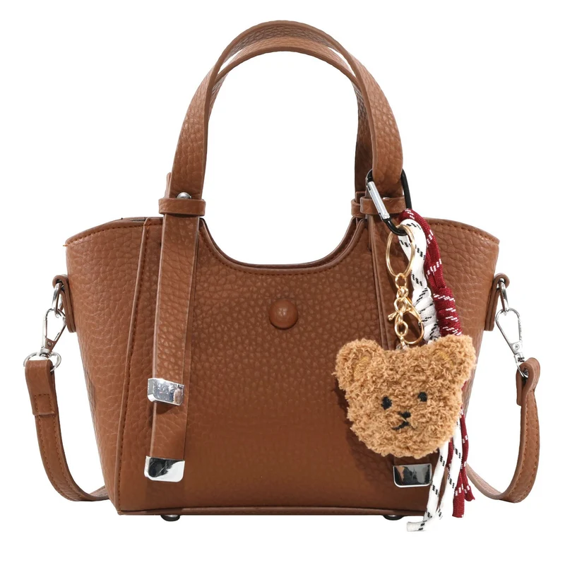 Texturierte Mini Tote-Handtasche mit charmantem Bären-Schlüsselanhänger