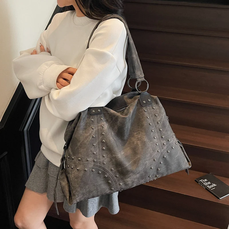 Stylische Wildleder-Tote-Handtasche mit dekorativen Nieten