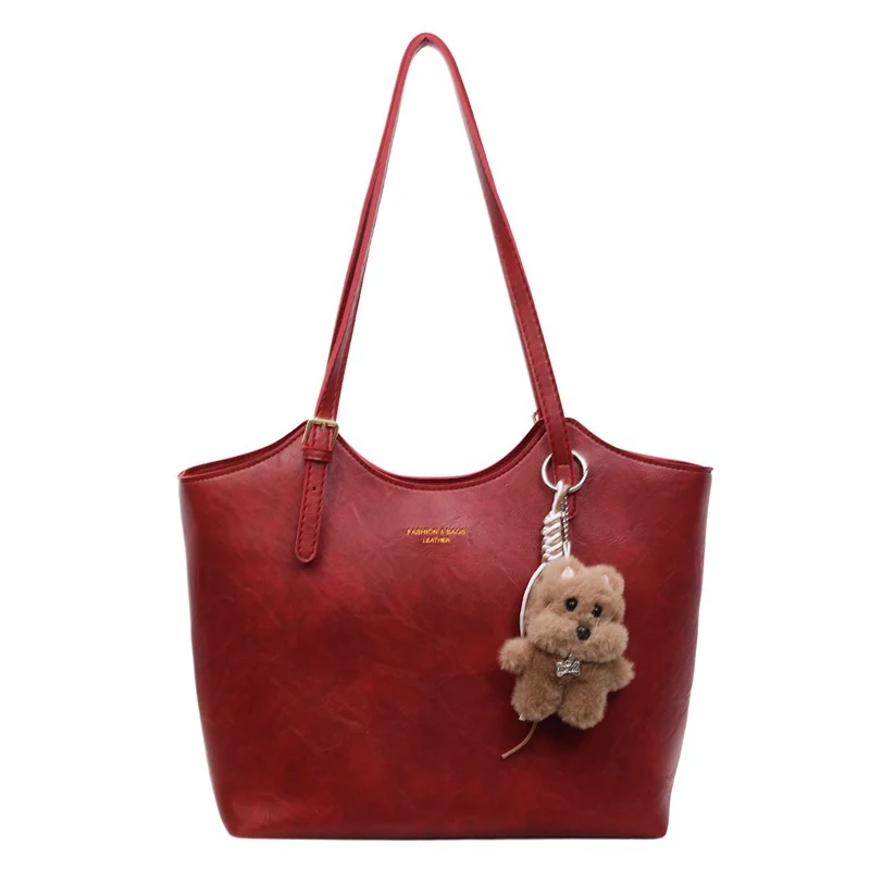 Stylische Kunstleder-Tote mit charmantem Schlüsselanhänger