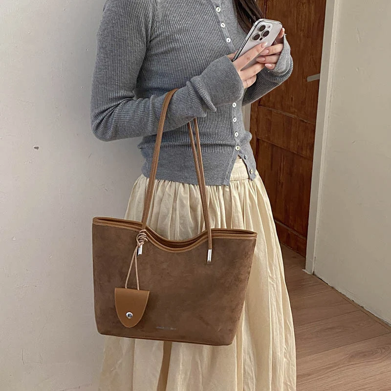 Chic Wildleder Tasche mit Dekorativer Tasche