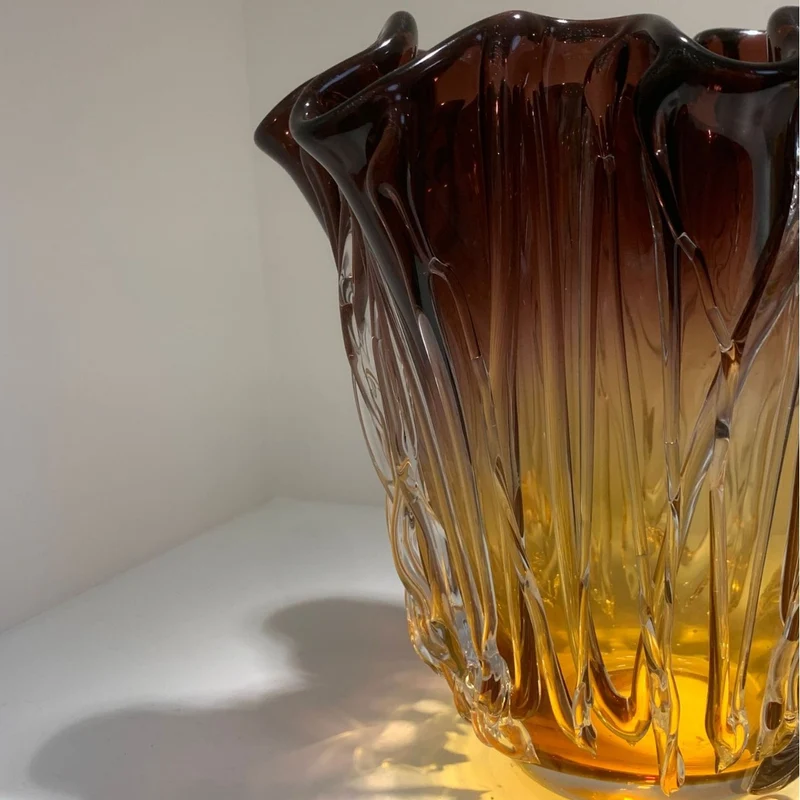 Handgefertigtes Texturiertes Vase Set mit Rüschenrand aus Gradient-Glas Karnz