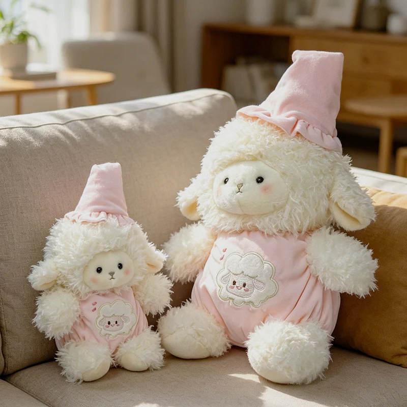 Plüsch Lamm Kuscheltier mit gesticktem Overall und Schlafmütze Karnz