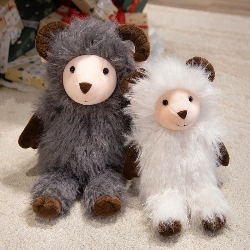 Plüschiger, flauschiger, ram-inspirierter Teddy mit langem Kunstfellmantel und besticktem Gesicht Karnz
