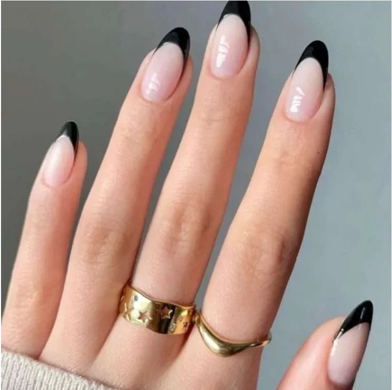 Stylisches French Tip Nagelkunst Karnz