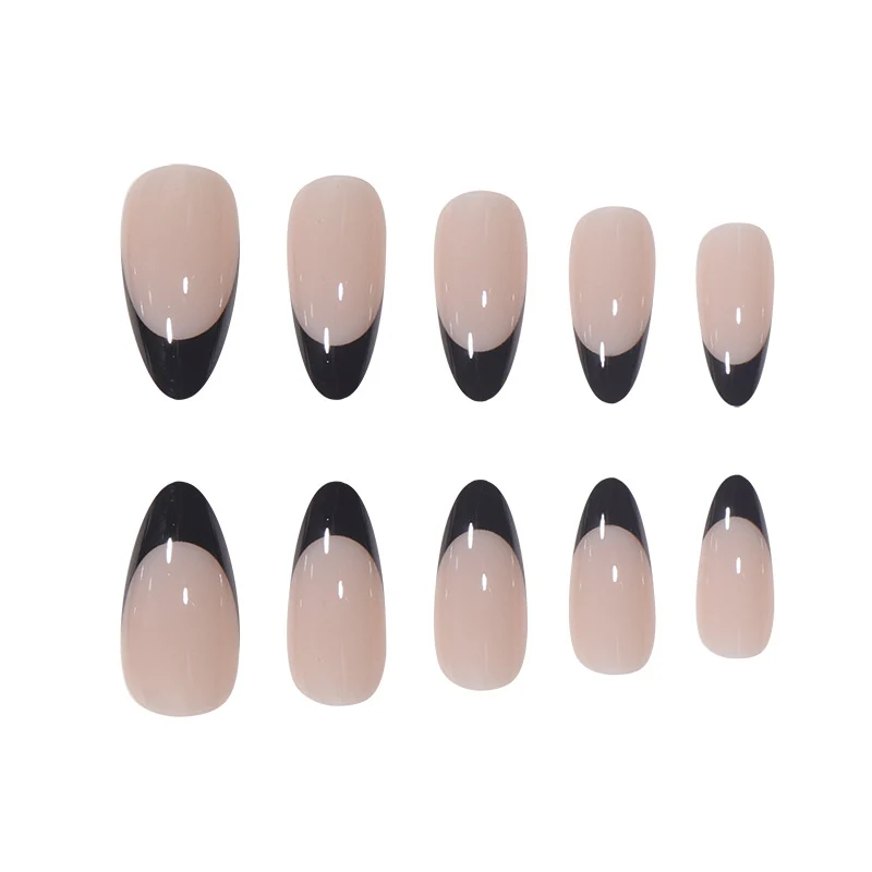 Stylisches French Tip Nagelkunst Karnz