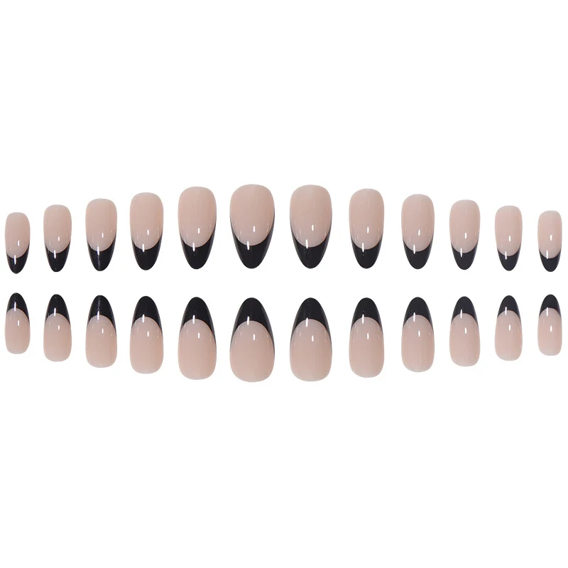 Stylisches French Tip Nagelkunst Karnz