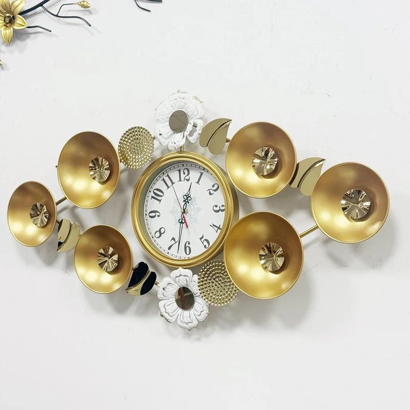 Elegante dekorative Wanduhr mit floralen Akzenten Karnz