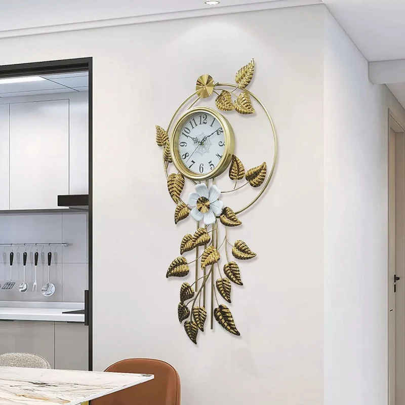 Dekorative Wanduhr mit floralen Akzenten Karnz