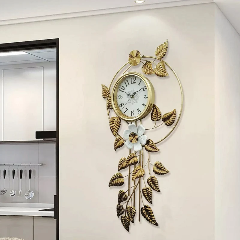 Dekorative Wanduhr mit floralen Akzenten Karnz