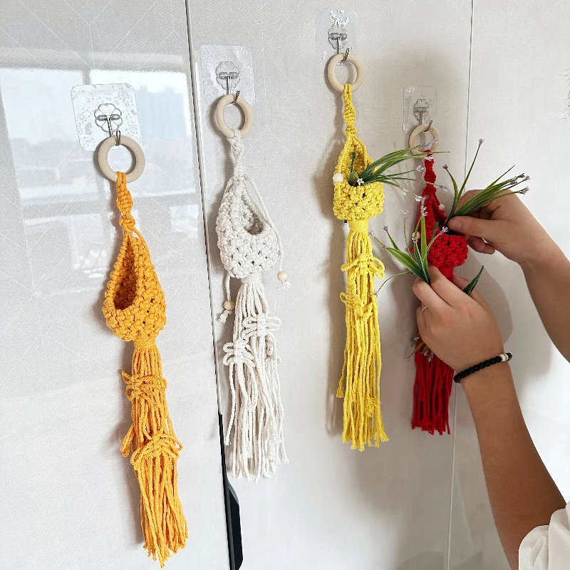 Macrame Pflanzenaufhänger mit dekorativen Quasten Karnz