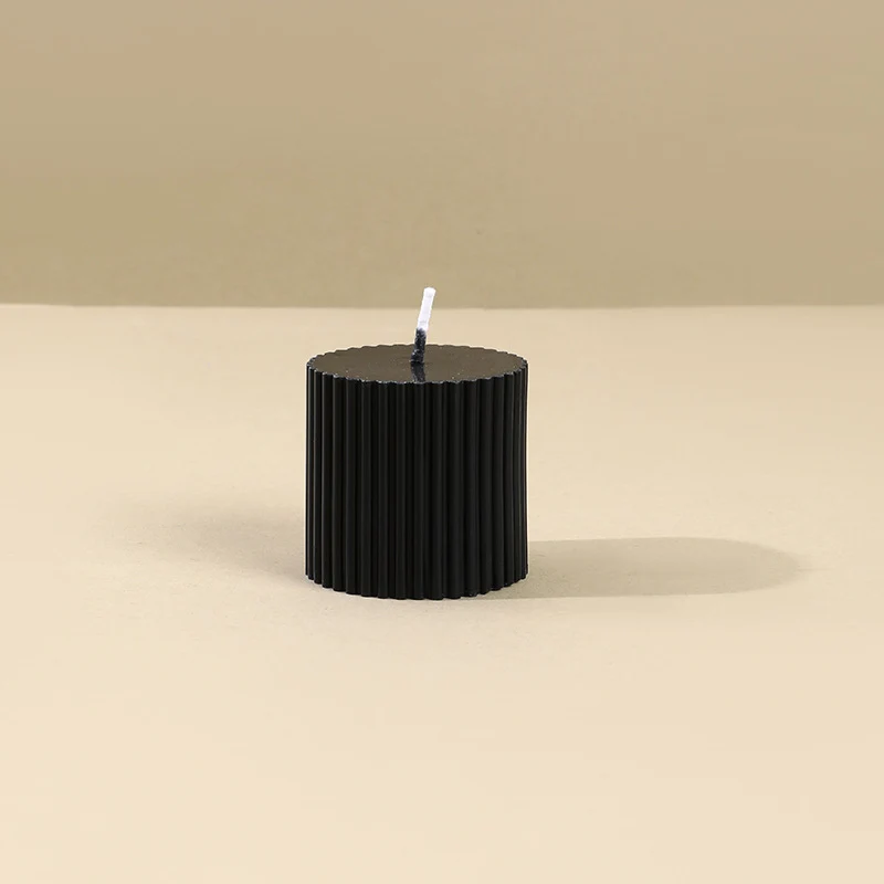 Ribbed Säulenpfeilerkerze mit Glasständerhalter