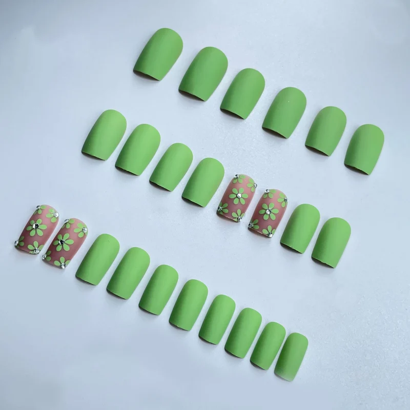 Florales Design Nagelverzierungen Karnz