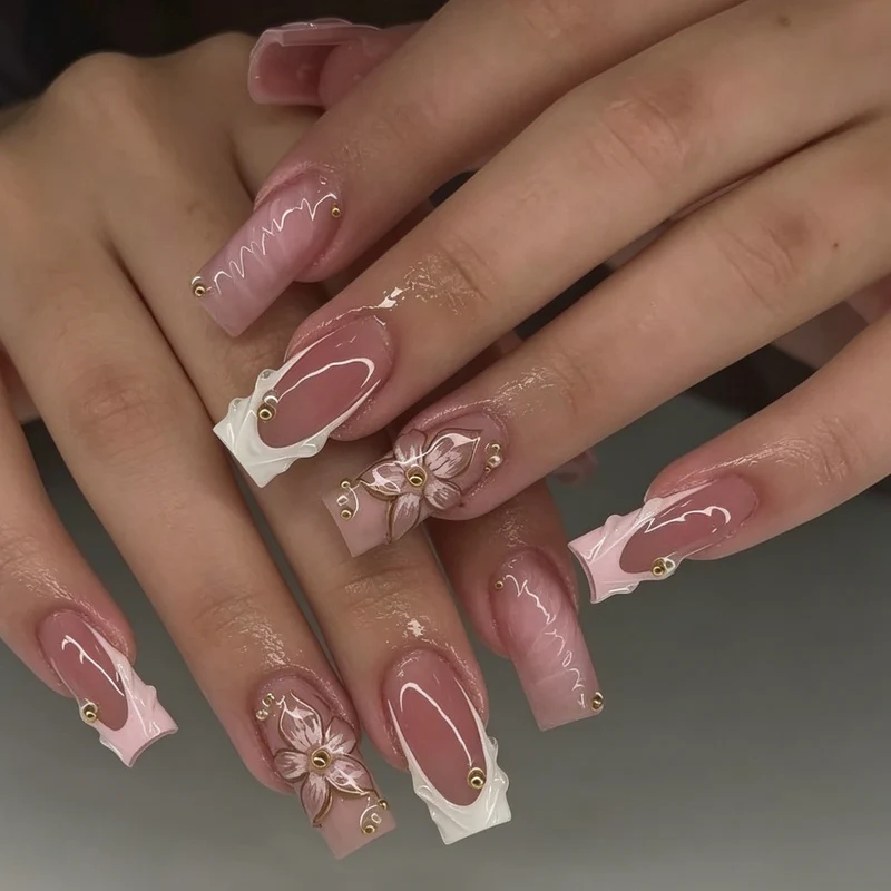 Florale dekorative Press-On Nagelveränderungen Karnz
