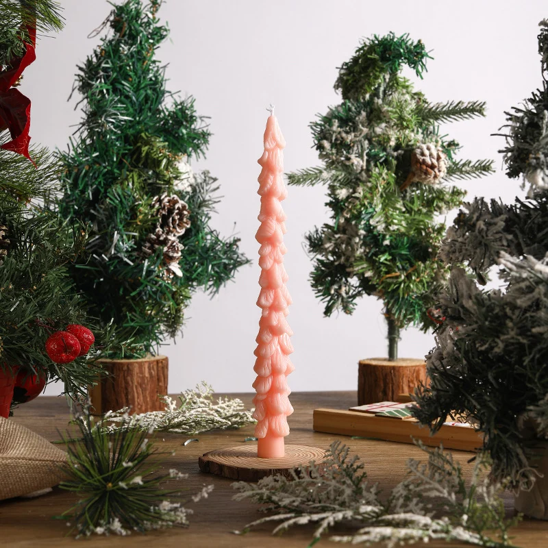 Handgefertigte skulptierte Weihnachtsbaum-Spitzkerze