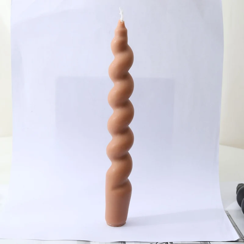 Handgegossene skulpturale Spiral-Taper-Kerze