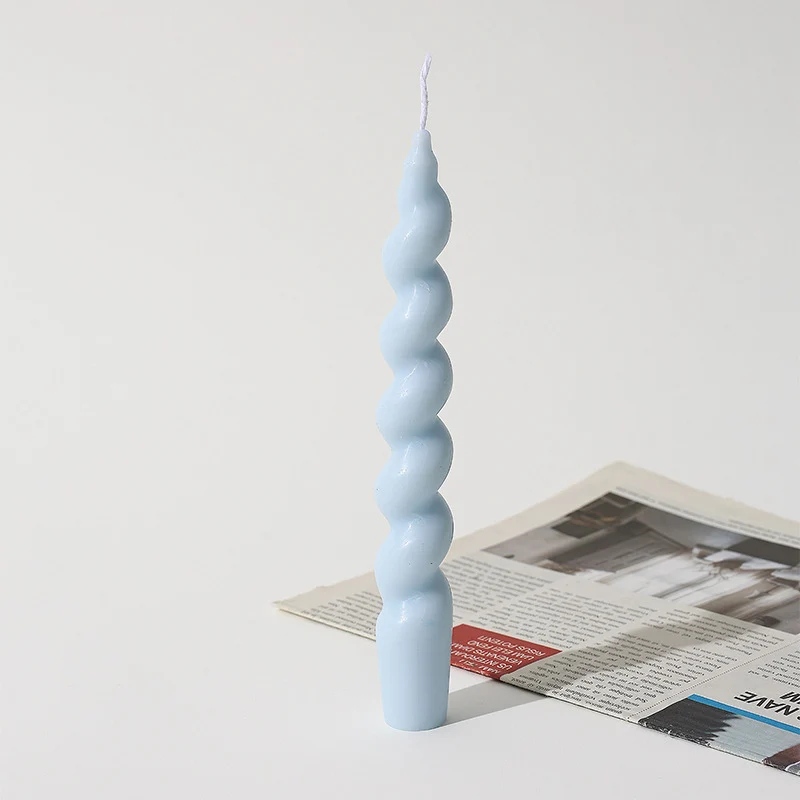 Handgegossene skulpturale Spiral-Taper-Kerze