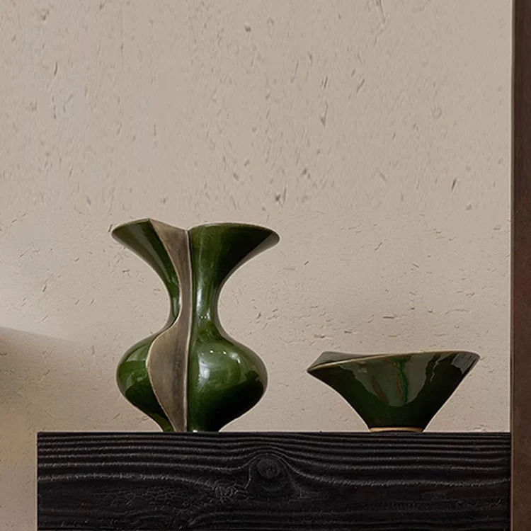 Moderne dekorative Metall- und Keramikvase