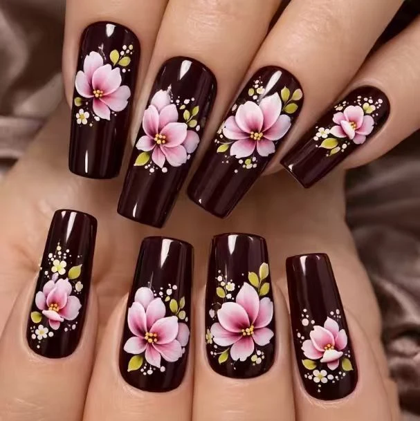 Florales Nagelkunstdesign Karnz