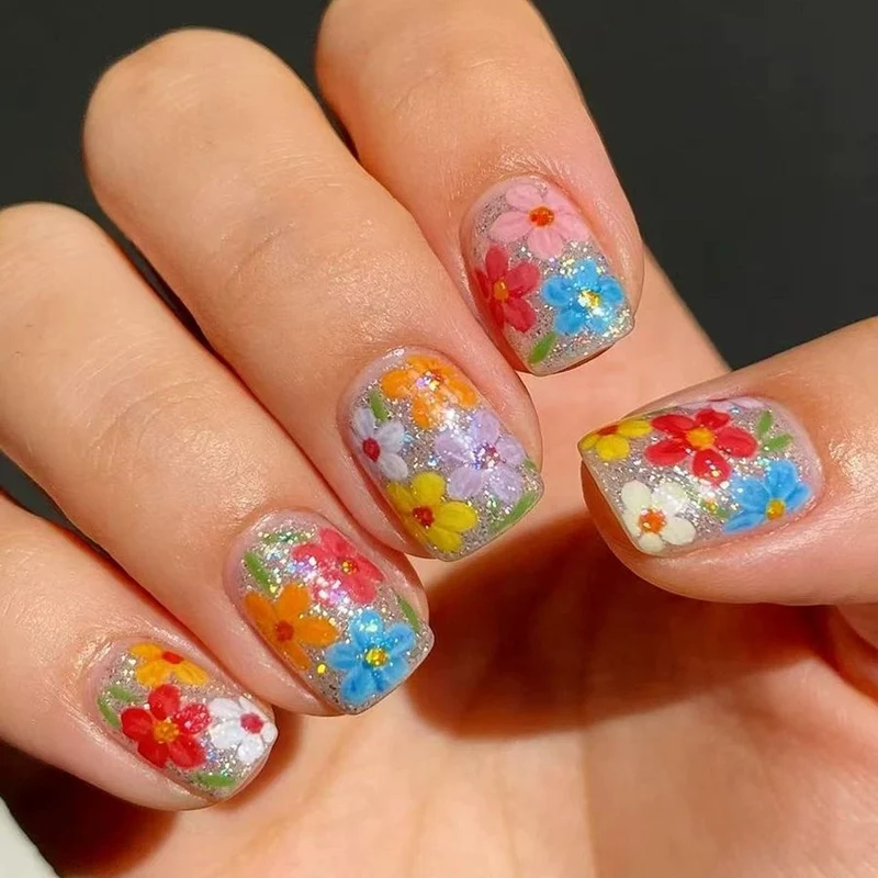 Blumeninspiriertes Acryl-Nageldesign Karnz