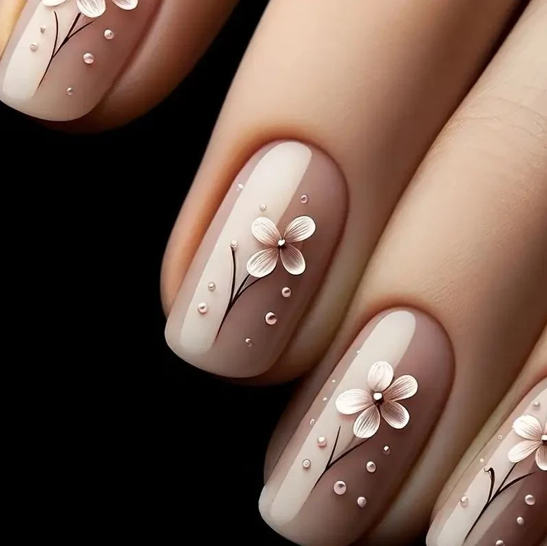 Blumenverzierte Nagelkunst Karnz