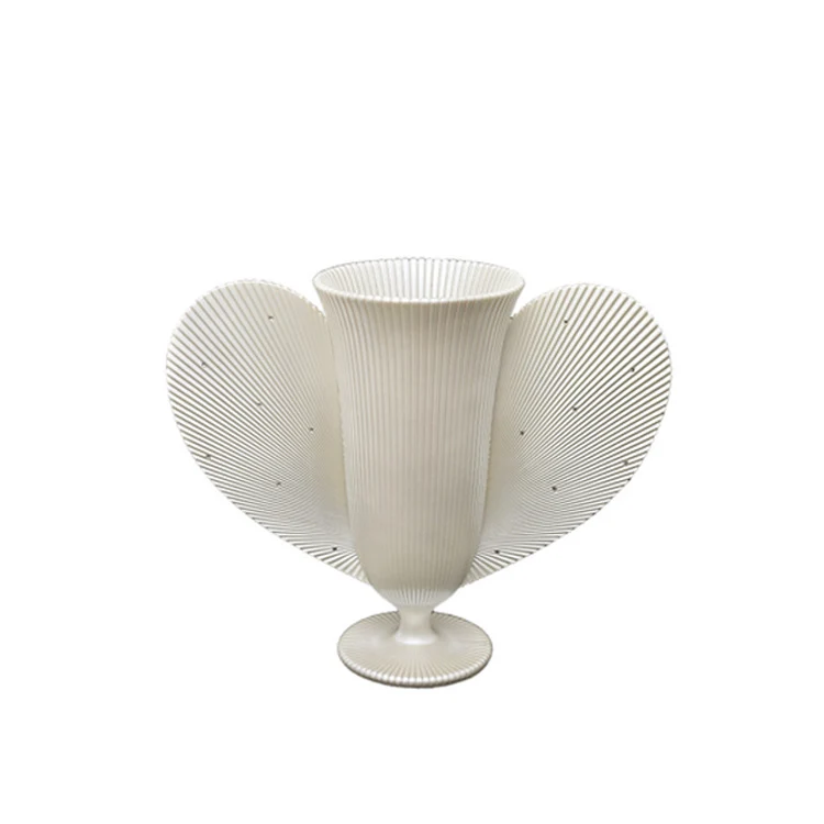 Dekorativer herzförmiger Blumenvase